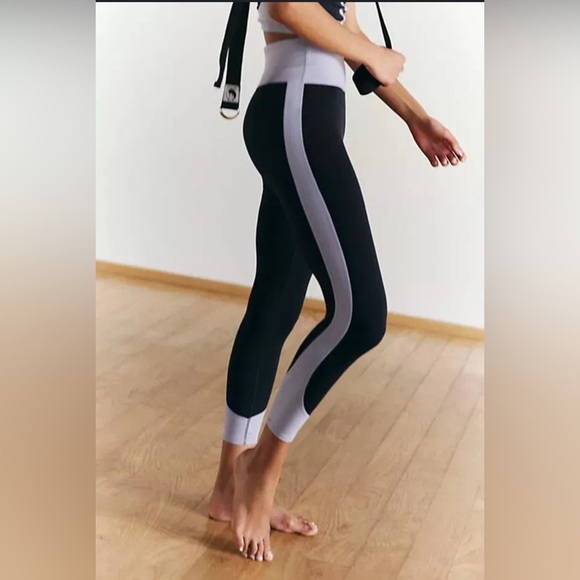 •FP MOVEMENT BY FREE PEOPLE•NWT SAIL AWAY LEGGINGS IN BLACK & LILAC SIZE SMALL - Picture 3 of 10